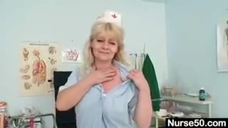 Eine ältere Blondine zeigt ihre natürlichen Titten und ihr Können mit dem Dildo #3