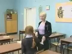 Heisser Lehrer gibt einem Schulmädchen Nachhilfe in Sexualkunde #1