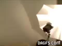 Ein schönes junges Mädchen masturbiert sich und wird masturbiert vor der Kamera #1