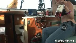 Niedliches Amateur-Mädchen masturbiert sich geil auf einem Boot #3