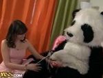 Junge Märchenfee bringt einen Panda zum Leben und saugt an ihm #21