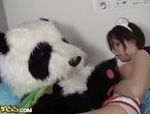 Junge Krankenschwester vergnügt sich, sie fickt mit dem Teddy-Bär