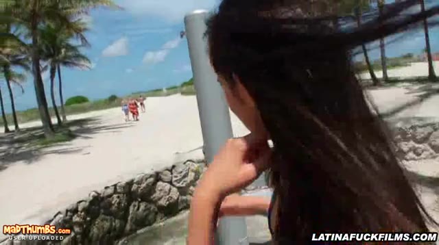 Latina, ein geiles Bikini-Babe saugt lustvoll an einem Schwanz #4