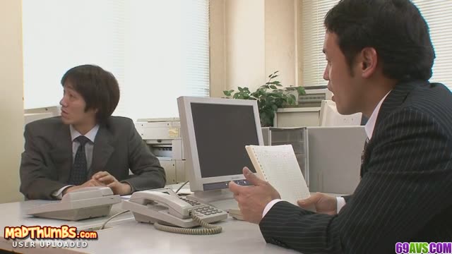 Zwei Kerle ficken und bespritzen die Asiatin Aiko Hirose im Büro #2