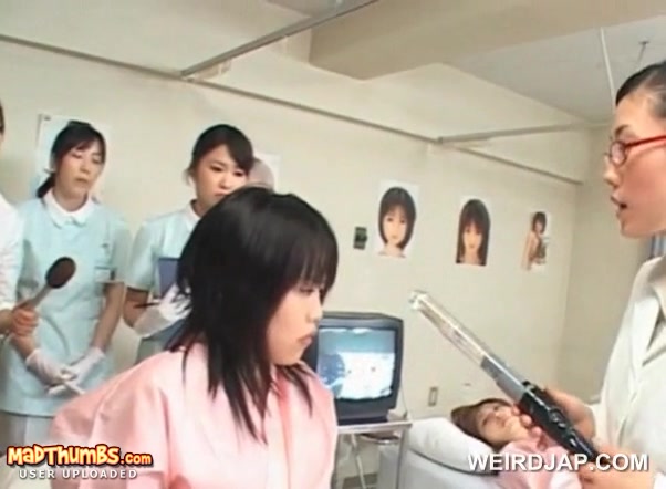 Junges, asiatisches Schulmädchen bekommt ihre Muschi beim Gynäkologen untersucht #12