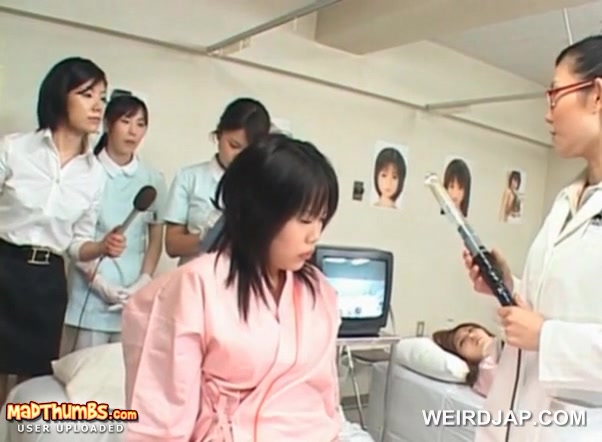 Junges, asiatisches Schulmädchen bekommt ihre Muschi beim Gynäkologen untersucht #15