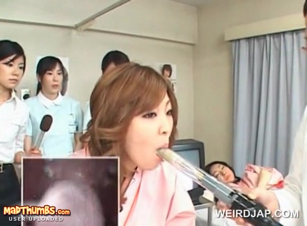 Junges, asiatisches Schulmädchen bekommt ihre Muschi beim Gynäkologen untersucht #18