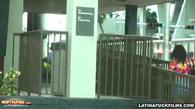 Eine versteckte Kamera im Auto filmt die Latina dabei, wie sie geil wird #1