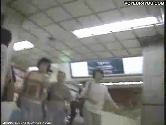 In der U-Bahn filmt die versteckte Videokamera fliegende Röcke #3
