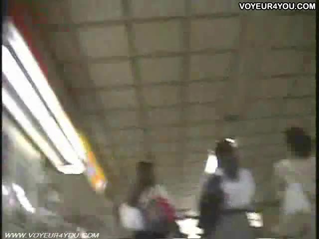 In der U-Bahn filmt die versteckte Videokamera fliegende Röcke #5