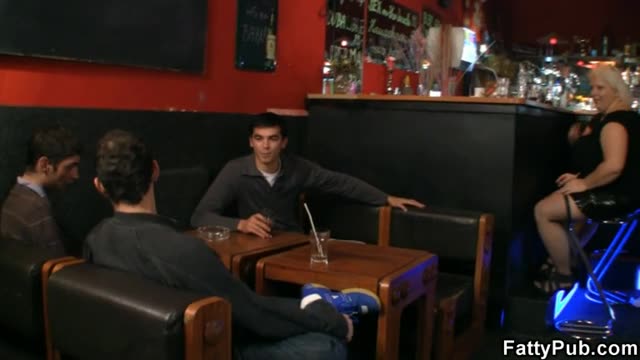 Drei, dicke, erfahrene Schlampen haben ihren versauten Spaß in einer Bar #3