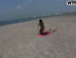 Dasi West streichelt ihren Freund am Strand #5