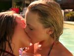 Sexy Malena Morgan und Mia Bliss schlabbern am Pool an ihren Pussys #3