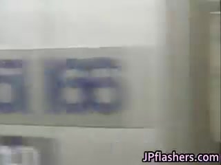 Notgeiles japanisches Luder zeigt in der U-Bahnstation ihre Muschi #20