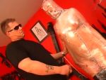 In Folie eingehüllt bekommt die BDSM Blonde in deutschem Porno kaum Luft #7