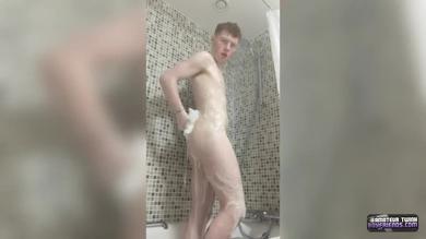 Geile schwule Twink masturbiert im Badezimmer #2