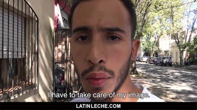 Bärtige Latino Hengst saugt Schwanz vor dem Fick #1