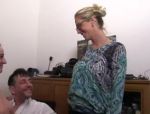 Deutsche Swinger Weiber schieben einen Dreier FFM im Klassenzimmer #1