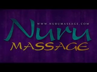 Danni Cole ölt sich für eine Nuru Massage ein #1