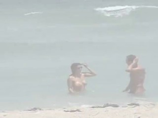 Perverser Typ beobachtet nackte Mädels auf einem FKK-Strand #1