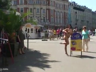 Nackte Girls zeigen ihren Körper in der Öffentlichkeit #9
