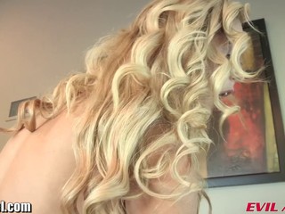 Die blonde Cherie DeVille wird anal gevögelt #20