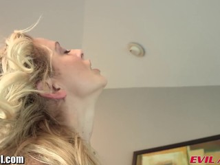 Die blonde Cherie DeVille wird anal gevögelt #22