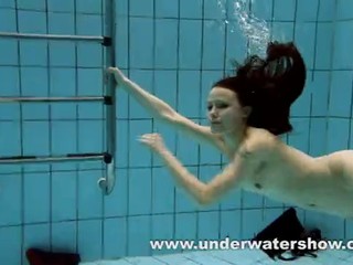 Brunette Kristy strippt unter dem Wasser #17