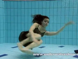 Brunette Kristy strippt unter dem Wasser #6