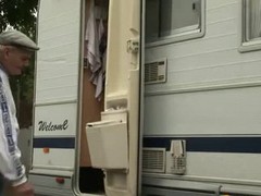 Emy Russo lässt sich am Wohnwagen von drei Kerlen in Muschi und Arsch ficken #2