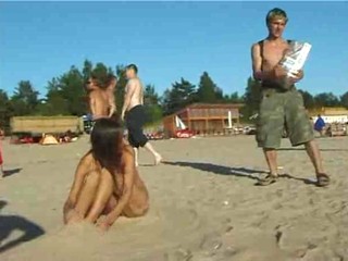 Scharfes Girl ist vollkommen nackt am Strand #10