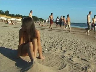 Scharfes Girl ist vollkommen nackt am Strand #5