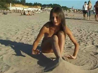 Scharfes Girl ist vollkommen nackt am Strand #6