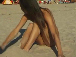 Scharfes Girl ist vollkommen nackt am Strand #9
