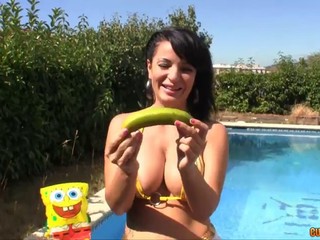 Vollbusige Brünette spielt mit einer großen Banane #2