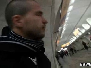 Ein wuschiger Kerl begegnet einer dicken Heiße in der U-Bahn - 6 Minuten #2