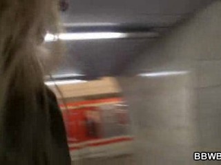 Ein wuschiger Kerl begegnet einer dicken Heiße in der U-Bahn - 6 Minuten #4