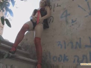 18-jährige sexuelle Emily posiert auf Ruinen #3