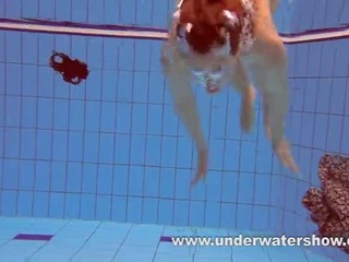 Rothaariges Mädel Katka strippt und spielt unter dem Wasser #10