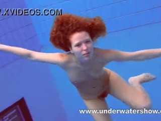 Rothaariges Mädel Katka strippt und spielt unter dem Wasser #14