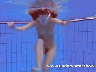 Rothaariges Mädel Katka strippt und spielt unter dem Wasser #19