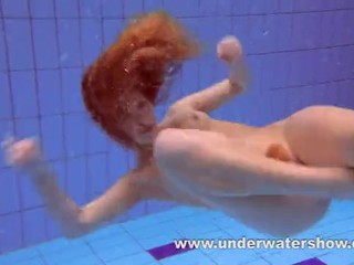 Rothaariges Mädel Katka strippt und spielt unter dem Wasser #21