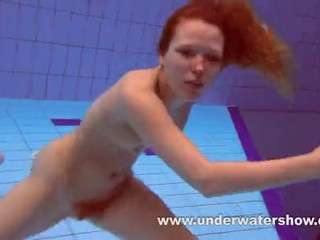 Rothaariges Mädel Katka strippt und spielt unter dem Wasser #22