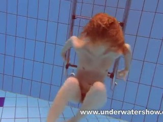 Rothaariges Mädel Katka strippt und spielt unter dem Wasser #24