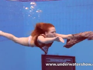 Rothaariges Mädel Katka strippt und spielt unter dem Wasser #7