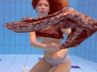 Rothaariges Mädel Katka strippt und spielt unter dem Wasser #8