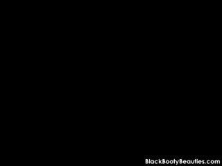Schwarzes Pornovideo mit einer ebenholz-farbenen Muschi, die hart gefickt wird #1