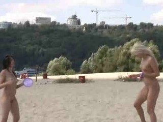 Hübsche nackte Mädels spielen Frisbee am FKK-Strand #13