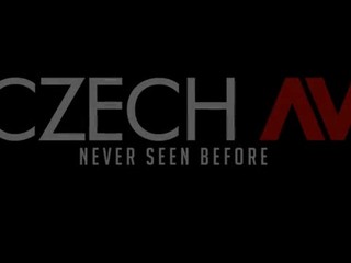 Junge Tschechin zeigt beim Casting ihre Fähigkeiten #1