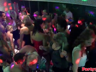 Fiese europäischen Mädchens ging im Urlaub und endete saugen Schwänze im Nachtclub #15